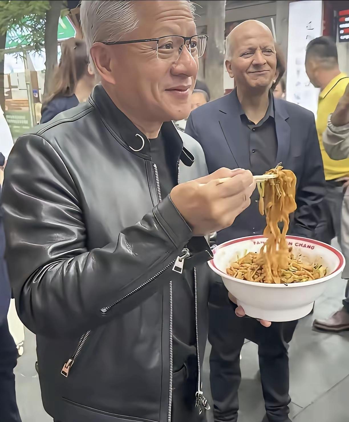 这就不得不提老黄（黄仁勋）了，手里握着英伟达这么个印钞机，身家那是富可敌国。结果