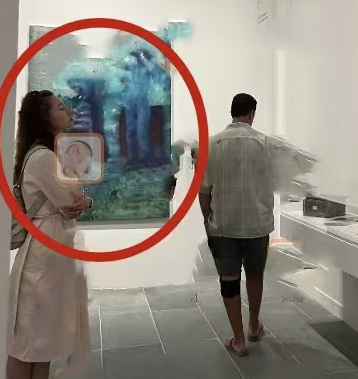 徐子珊退圈6年现身法国，无名指戒指引猜测，昔日性感身材不再