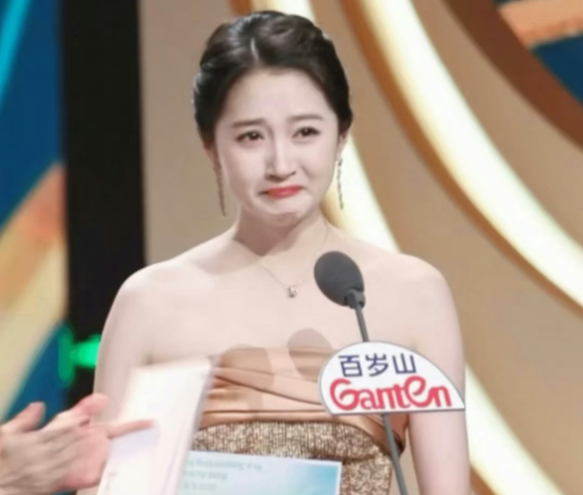 发现了关晓彤才是最聪明的那个人！她为啥死活不回应和鹿晗的事儿扒了扒她的日常