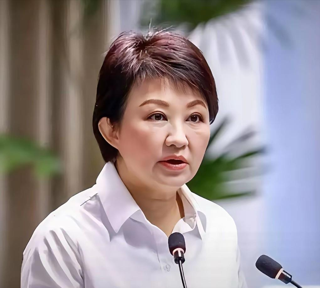 记者就问了一句话：“日本和菲律宾正在商量划分台湾东边的海域，您怎么看？”她腿没停