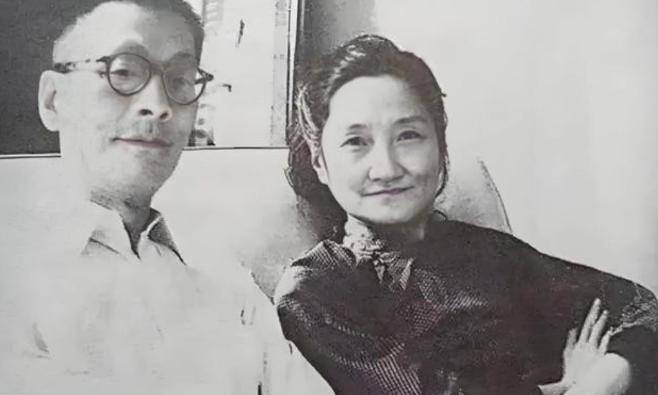 1957年，58岁翁瑞午爱上了一名女大学生。对方母亲大怒，发誓要将他告进大牢。不
