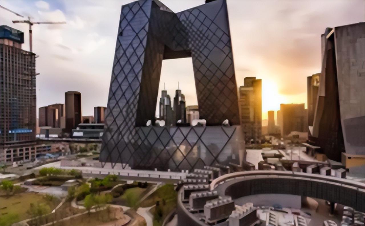 央视大楼，被俗称“大裤衩”，多年以后，央视大楼的洋人设计师“库哈斯”在国外媒体的