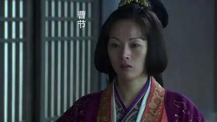 曹丕派人入宫向汉献帝索要玉玺，汉献帝浑身发抖地看着皇后曹节，曹节怒骂说：“父亲一