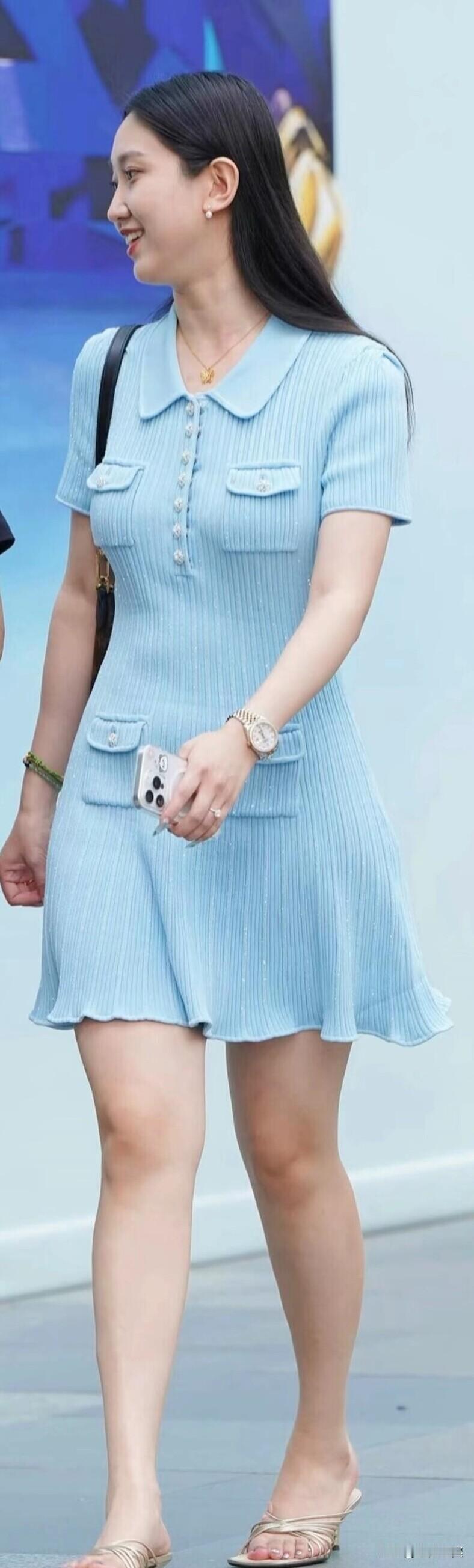 街拍里的这位小姐姐，穿着浅蓝色针织连衣裙，配凉鞋，气质清新又好看，很适合日常出门
