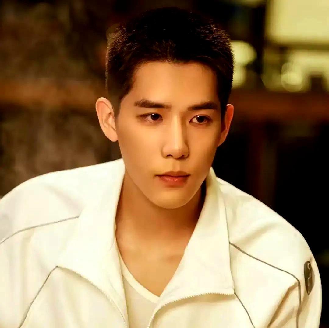 《现在就出发》里，王安宇第一天像走错片场的乖学生。沈腾不搭理，他心率飙到120，