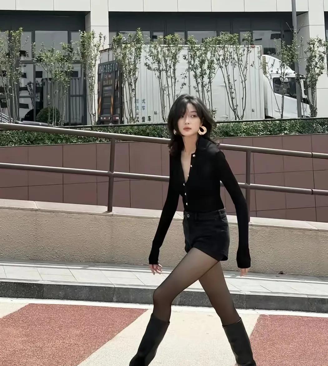 是孙千这身材，想不火也困难。老实说，孙千这身材，堪称内娱之最了吧？和她差不多高