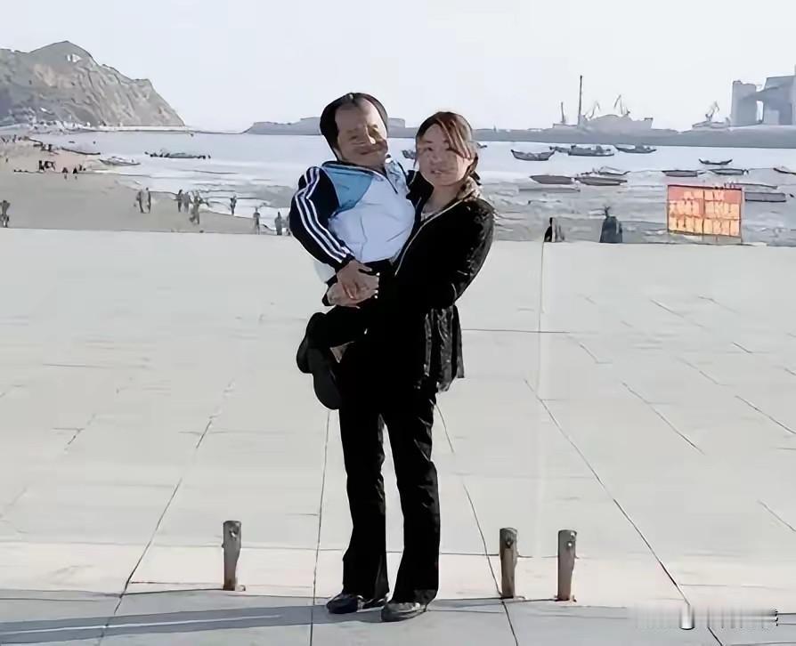 这个女子的名字叫许迎春，20多年前的她，放弃了高薪工作，不顾家人反对嫁给身体重度