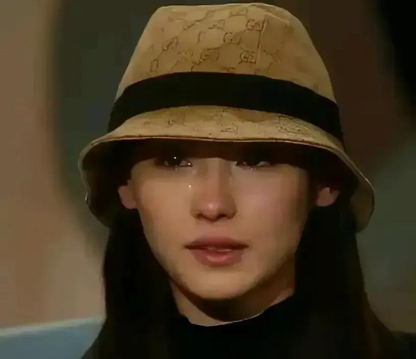 张柏芝被前经纪人坑到法院传票，视频里跟儿子通话，声音发颤，说突然要出庭，自己完全