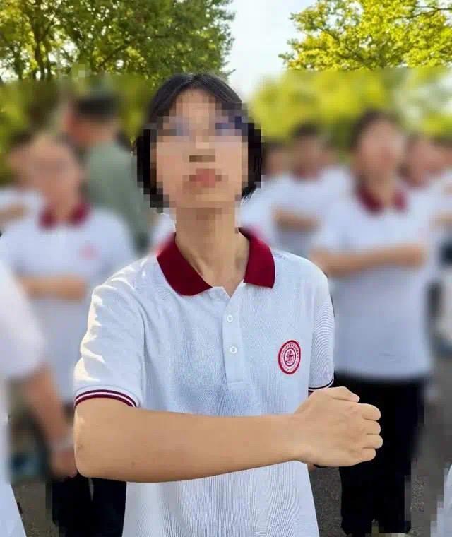 上海一高一新生军训晕倒死亡太遗憾。首先35度的天气搞军训纯属折腾。其次从抢救过程