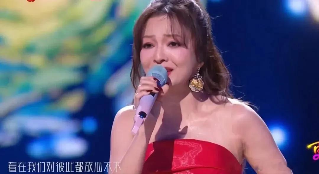 事实证明，人土不土，真的和穿什么有关系！跨年夜，张韶涵准备了两套造型。第一套造型