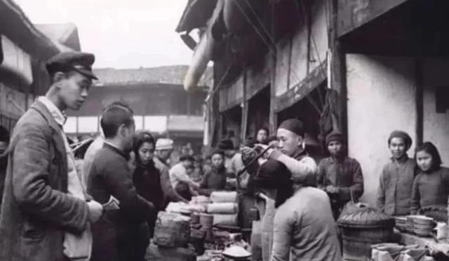 1950年3月，这一天，裕华纱厂托儿所所长叶兰英跟往常一样上街买菜。她在挑选青菜