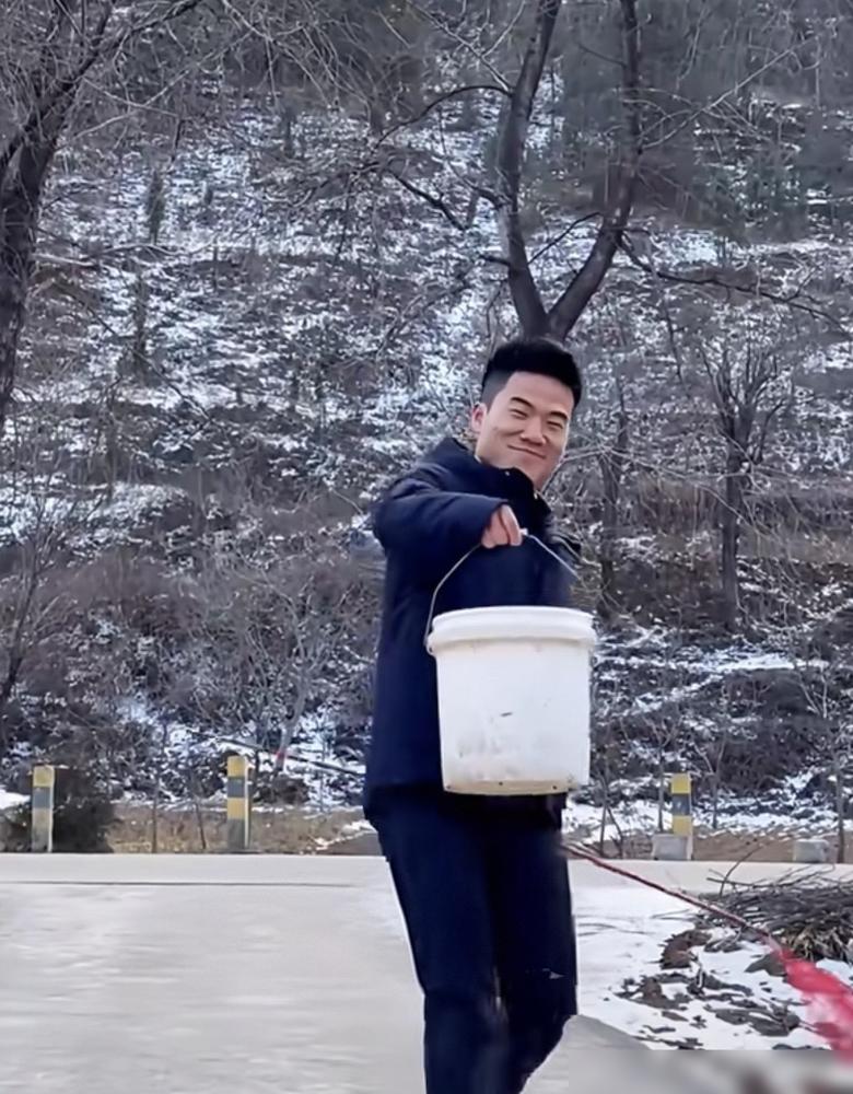 《与辉同行》账号刚刚官宣​董宇辉的下一站行程​不是奔赴到各大城市​而