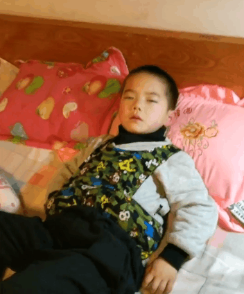社会事件: 妈妈去世一年, 孩子想妈妈在梦中哭醒, 好心疼!
