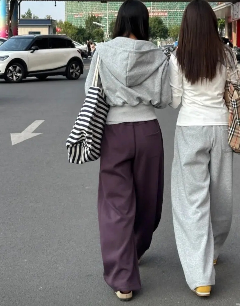 不知道什么时候流行的这种肥裤子今天逛街看着满大街上都穿这种肥裤子。前几天我卖