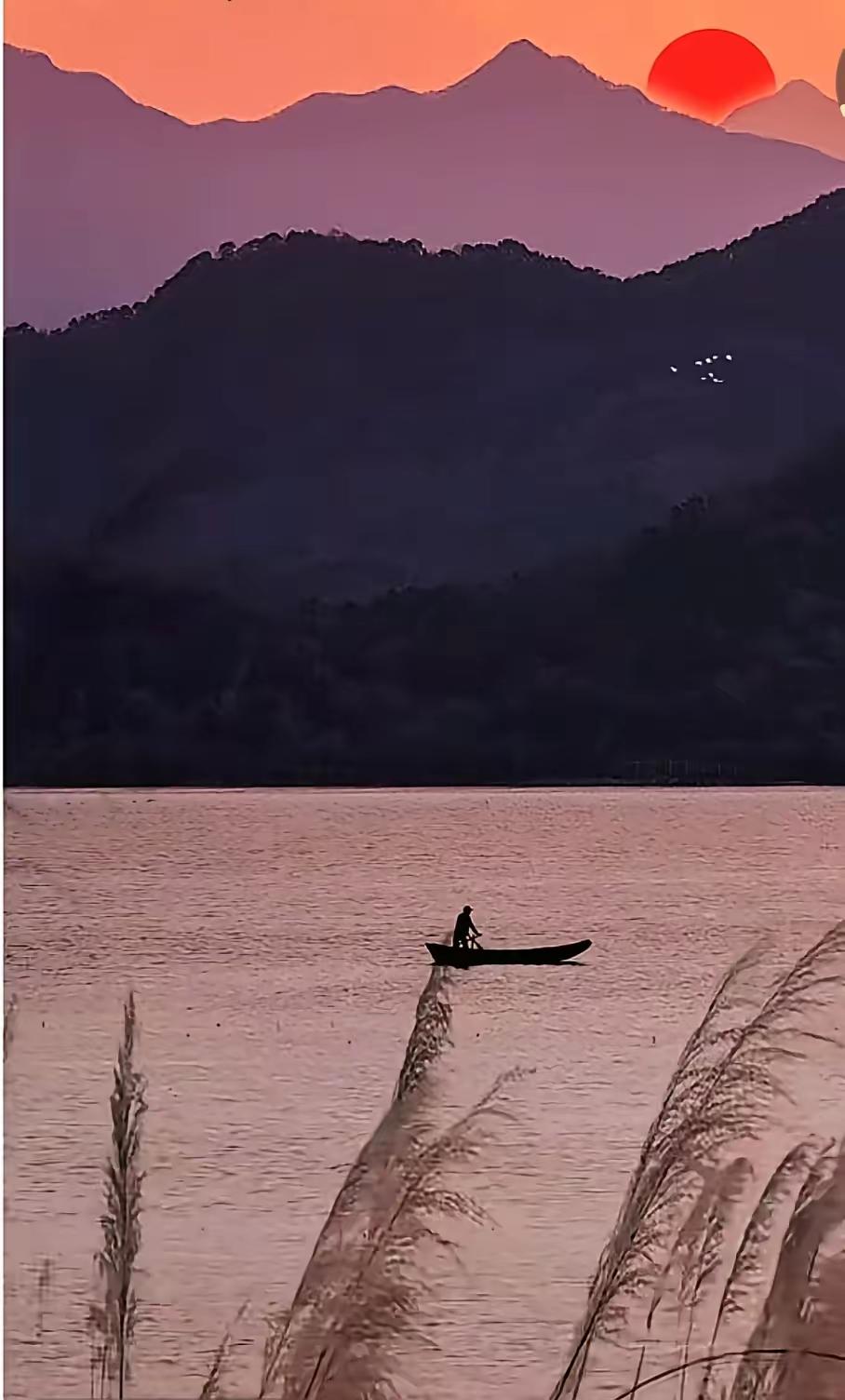 活了几十年，终于想明白了，少吃，多睡，不和任何人走的太近，闲事少管，烂