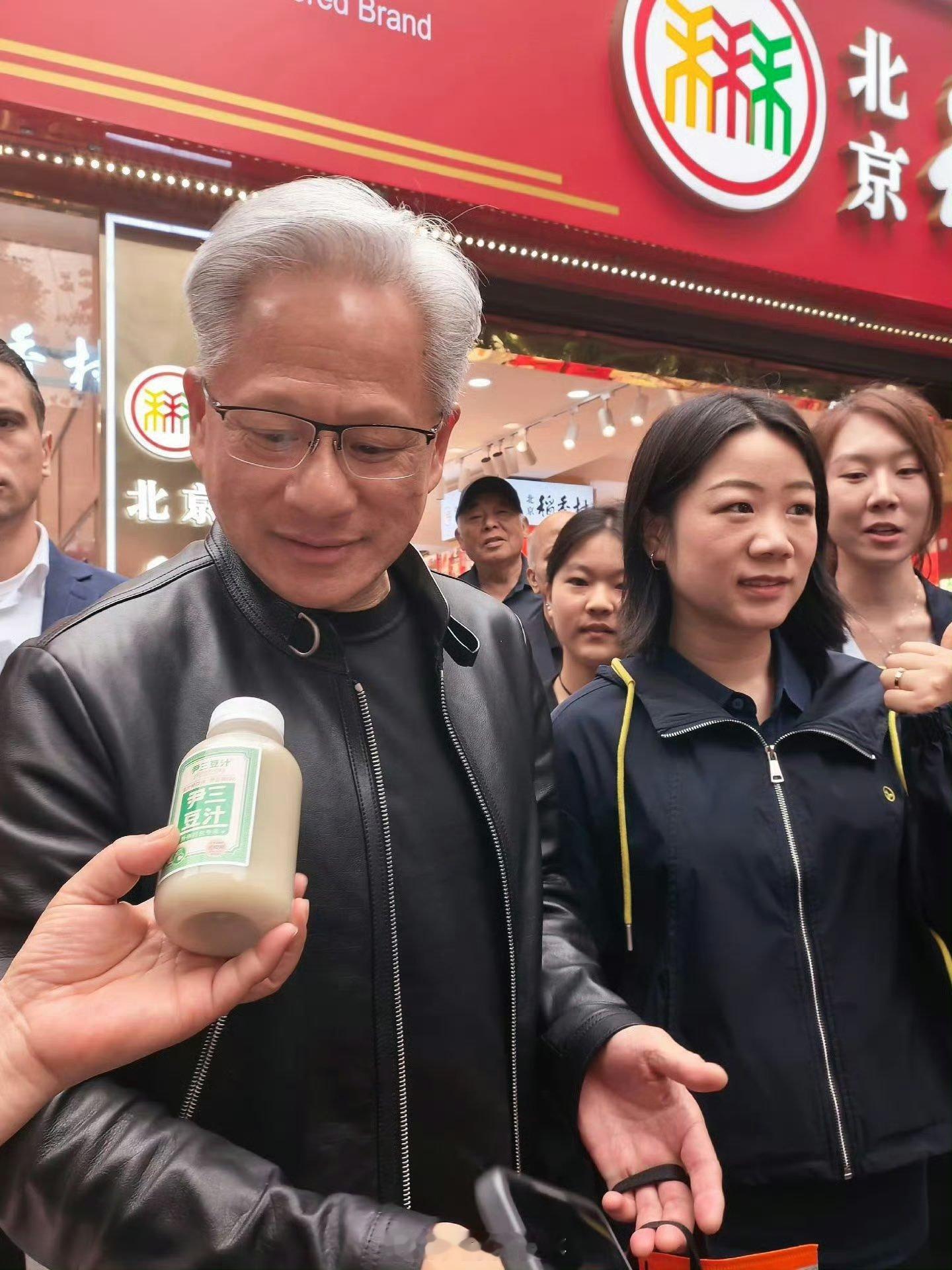 美国记者喝北京豆汁的表情你看看黄仁勋喝完豆汁的反应。记得之前看到个网友说，这玩意