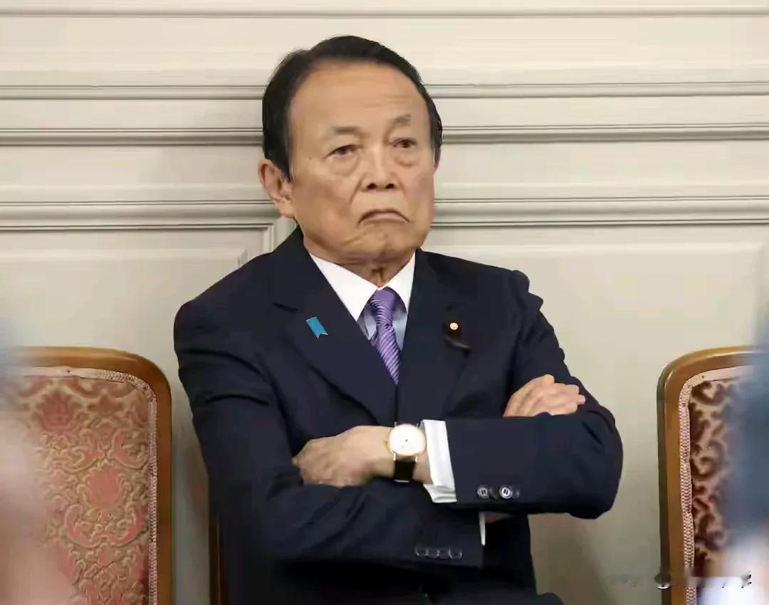 有人是“五十步笑百步”，而麻生太郎是百步笑五十步，当年麻生太郎任首相期间是失去了