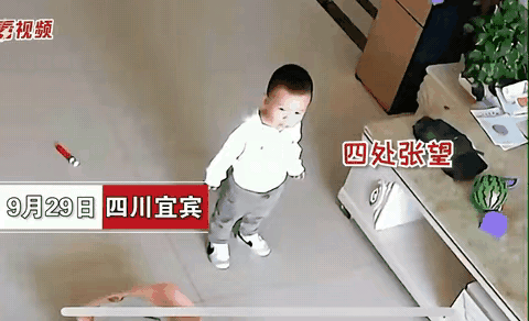 科学也解释不清了2岁小男孩在客厅玩耍时，突然盯着前方，若有所思，张开双手喊