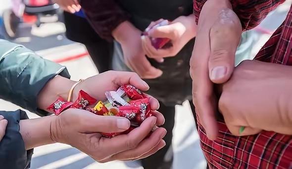 “天降大锅！”河南，一大妈路过酒店，见门口一对新人正在发喜糖，便猛地冲进人群，伸