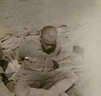 1947年，一个地主，半夜摸进柴房，对着一个被捆着的地下党，“噌”地一下割断绳子