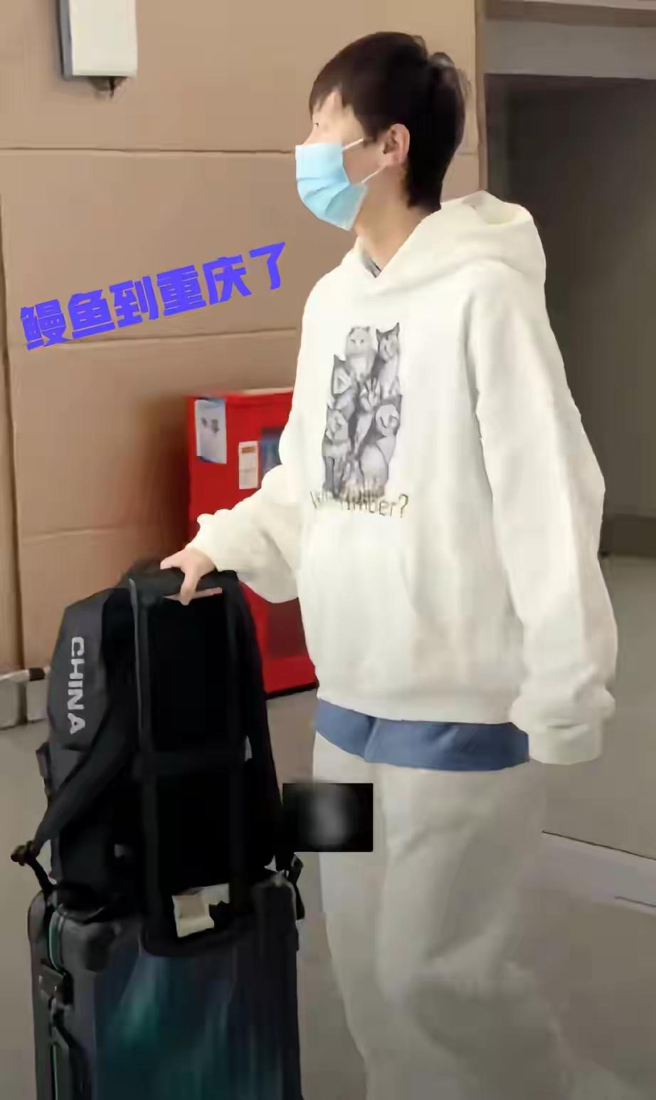 【一身休闲打扮的王曼昱被拍到】王曼昱已经抵达重庆，备战即将开打的WTT重庆冠军赛