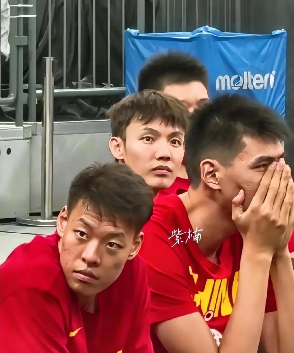 通过昨晚中国男篮与委内瑞拉的二番战可以看出：徐杰真的不适合留在国家队了！为什么