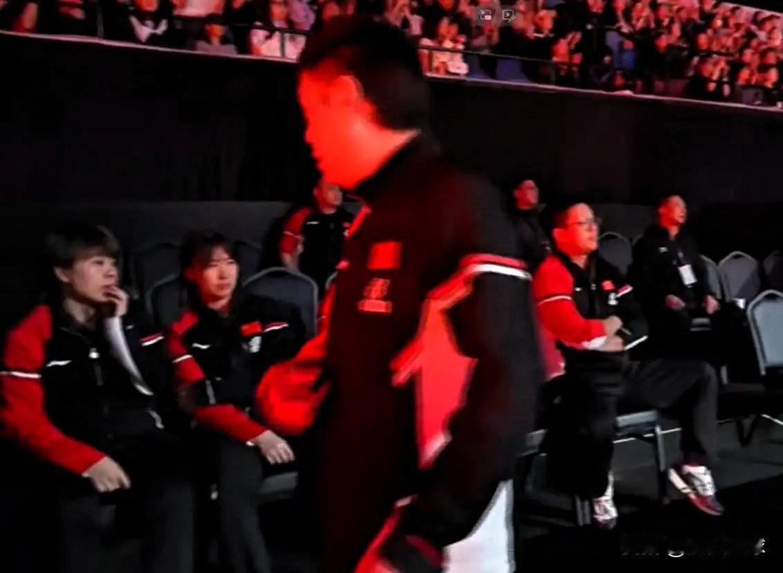 莎莎受伤：看台上的邱贻可，如热锅上的蚂蚁！看到莎莎脚部受伤后，看台上的邱贻可