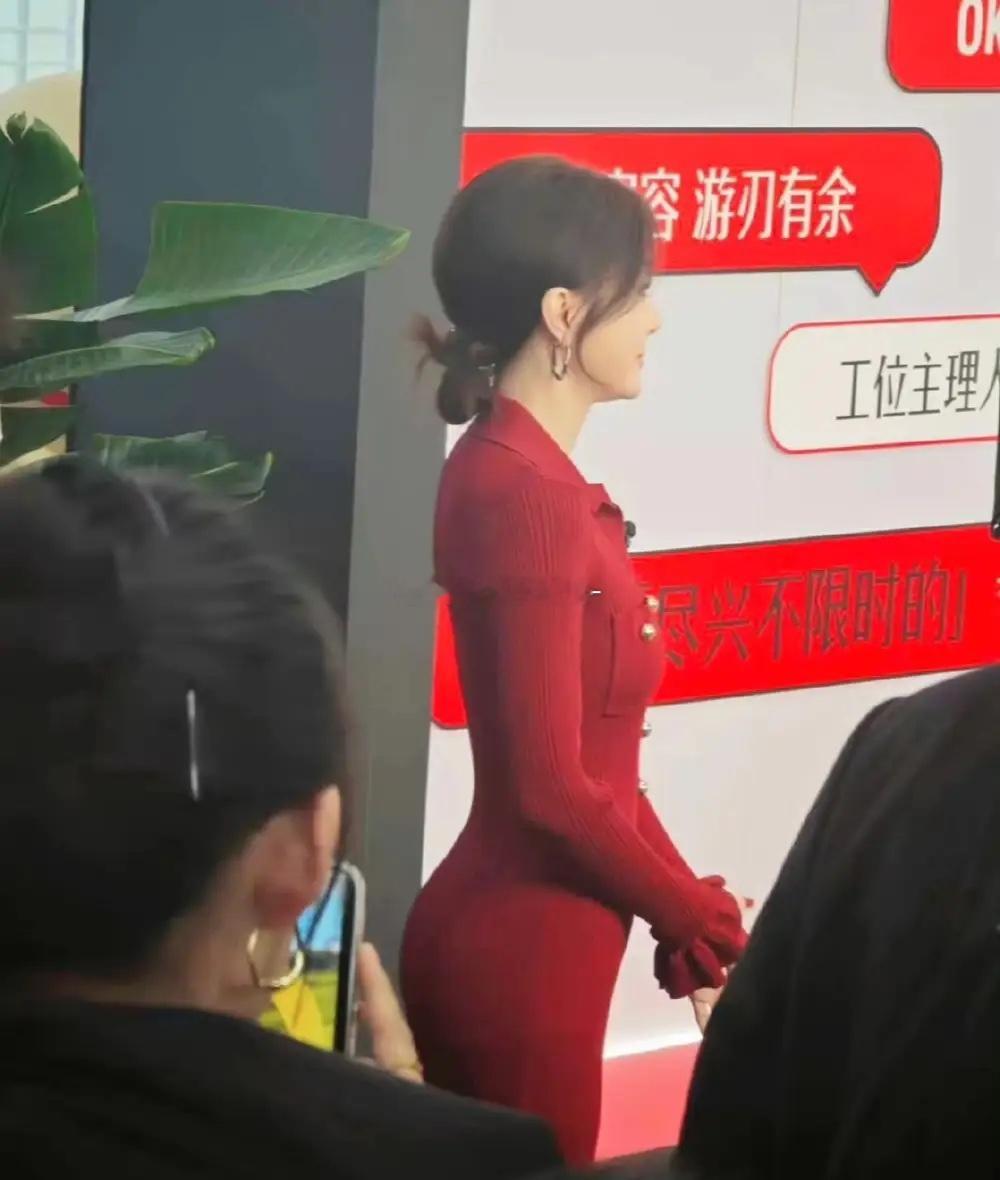 秦岚啊，你这身材凹的也太刻意了吧看图一对比，左边才是正常状态下的身材可是她大部分