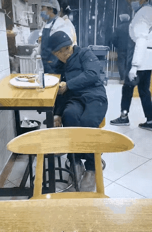 饭馆里，一位大爷独自点了瓶白酒配着小菜自斟自饮。整瓶酒下肚后，大爷明显晕了，身子