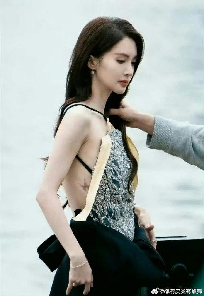 金晨太大方了！露腰造型完全不藏腰间的蝴蝶纹身，这态度真飒✨都什么年代了，居然