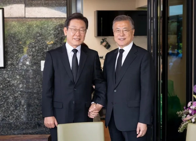 7月28日，韩国方面邀请朝鲜出席10月底的APEC峰会，尽管遭到朝鲜的“回怼”，