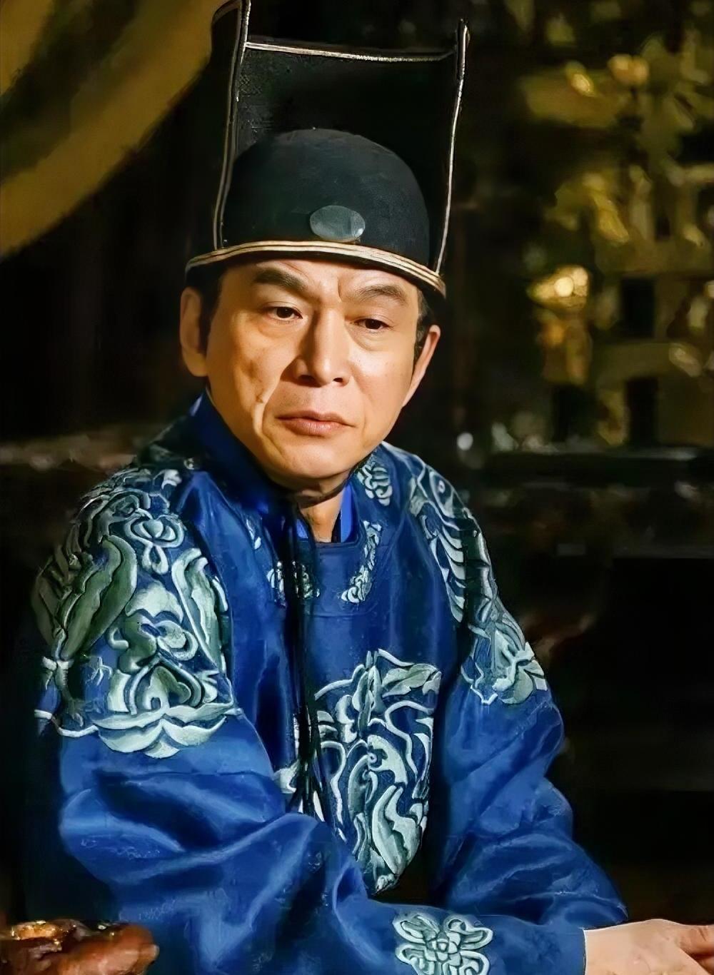 762年，宦官李辅国闯进唐肃宗李亨的寝宫，当着他的面，薅住张皇后的头发往外拽。张