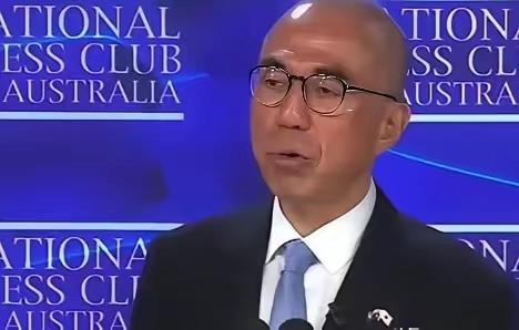 日本驻澳大利亚的大使接受澳媒采访时，认为中国没有资格当大国，现在世界把中国捧得太
