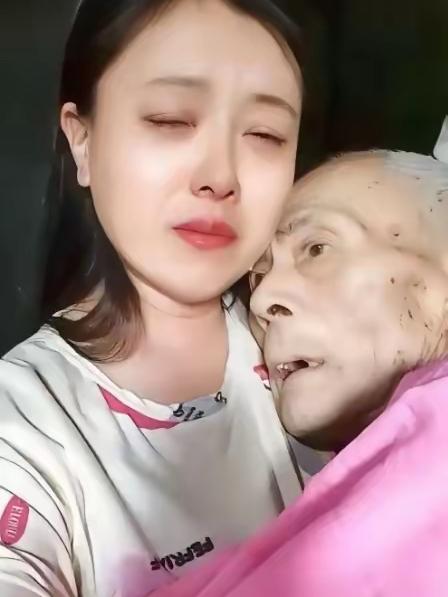 河南商丘，周女士的父亲病危，弥留之际开口说想喝一碗热面汤，她放下病房里的一切，跑