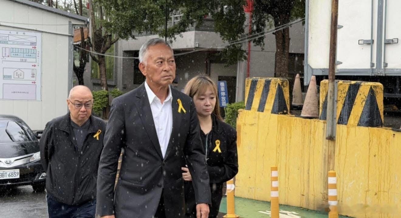 演员冯淬帆于10月31日去世，导演杜琪峰今日现身台湾，送冯淬帆最后一程。