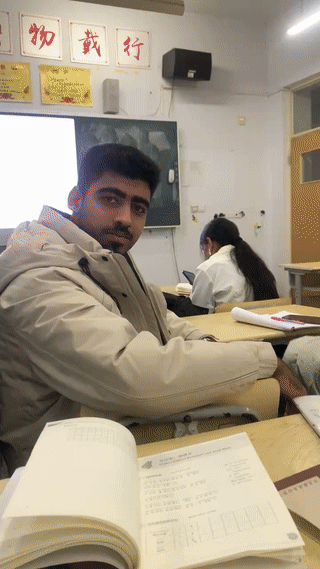 外国留学生上晚自习课。他们看起来并没有在认真复习？而是都在玩手机？这样的学