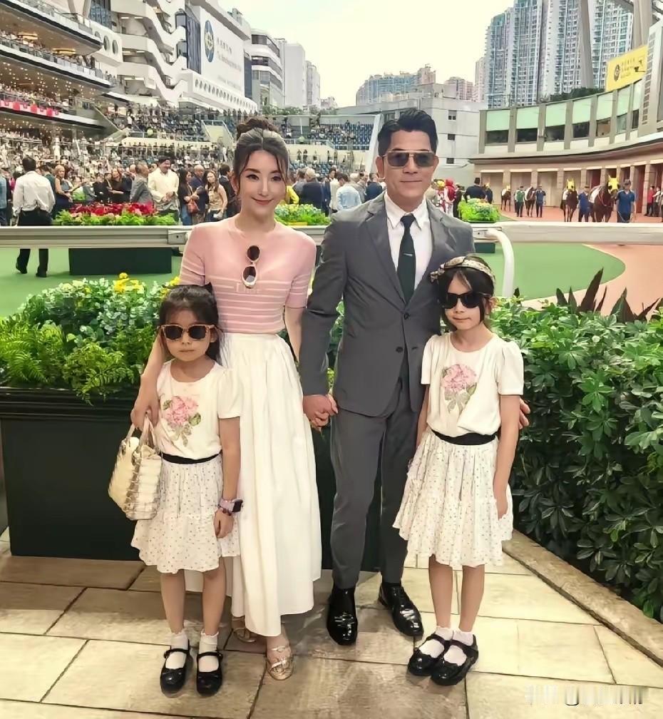 很难想象舞台上风光无限的郭富城，年过六十还在不停巡演奔波。一大家七口人全靠他支撑