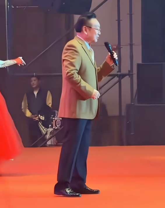 蒋大为老师80岁老当益壮为了生活奔波于商演舞台，很不容易尽管歌声已经不再嘹亮