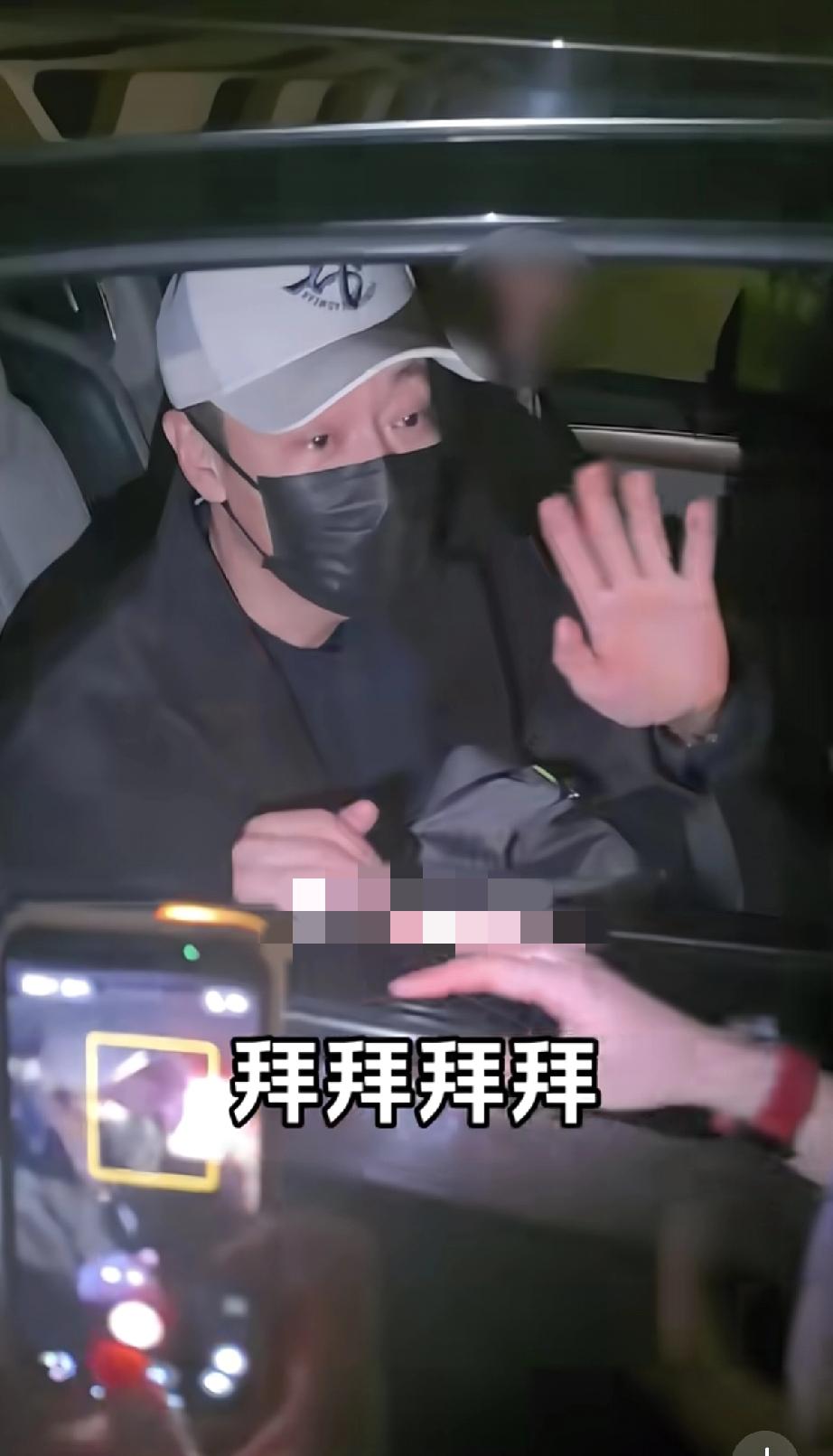 辛柏青演完话剧《苏堤春晓》后下班，一坐到车上便红了眼眶，眼睛里泛着泪花和粉丝们打