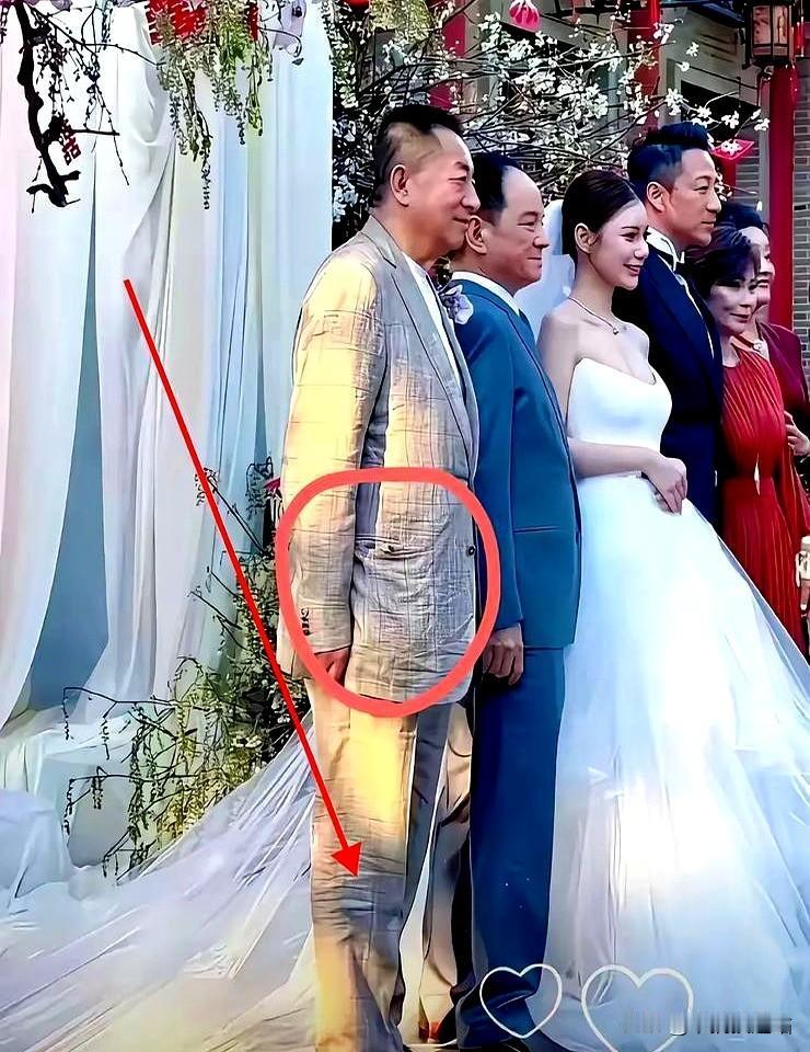 汪小菲婚礼的流量密码，这次竟然被亲爹截胡了！当所有人都在关注张兰的C位表现时