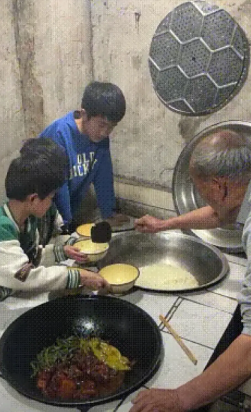 “看哭了”三个孩子的父亲意外去世之后，妈妈丢下三个儿子跑了，孩子们同时失去了父母