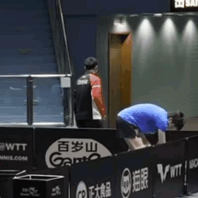 都为王楚钦挺进八强开心，却很少有人知道，上场前他还吃药，因为腿又过敏了！