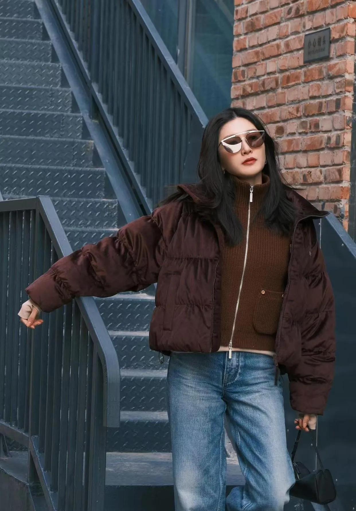 江疏影这棕系穿搭，冬日松弛感拿捏深棕短羽绒服+同色系针织，美拉德氛围拉满！