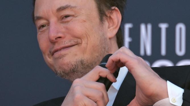 “特斯拉CEO马斯克当着美国五星上将的面，直接扔出一颗炸弹：“中国的发电量今年底