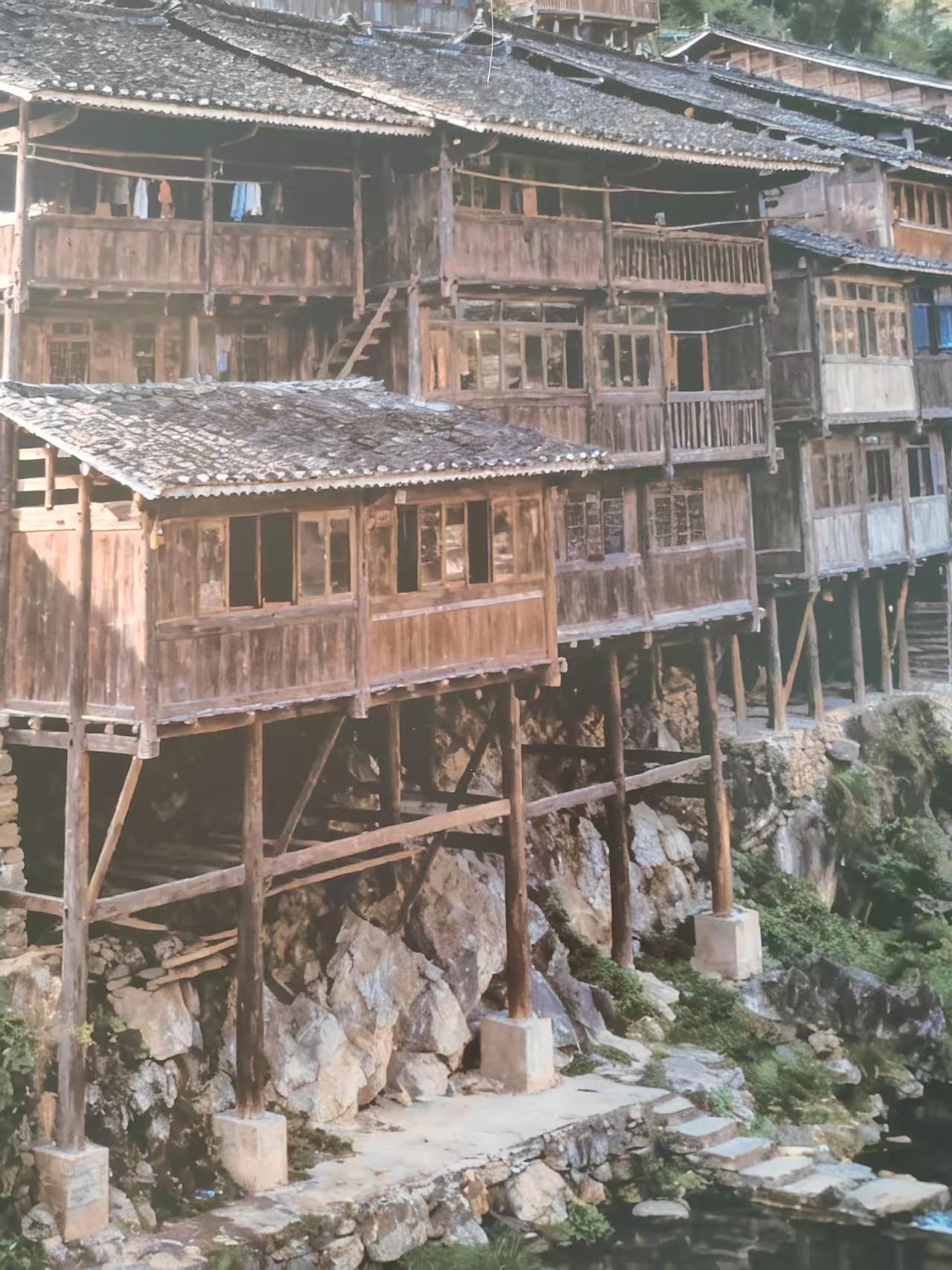 这就是当年的西江千户苗寨这种吊脚楼看着还行真要住进去，受不了