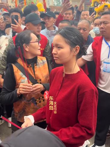 很多人好奇，许老板为啥敢私自改动妈祖相关仪式。不是他财大气粗，也不只是靠赞