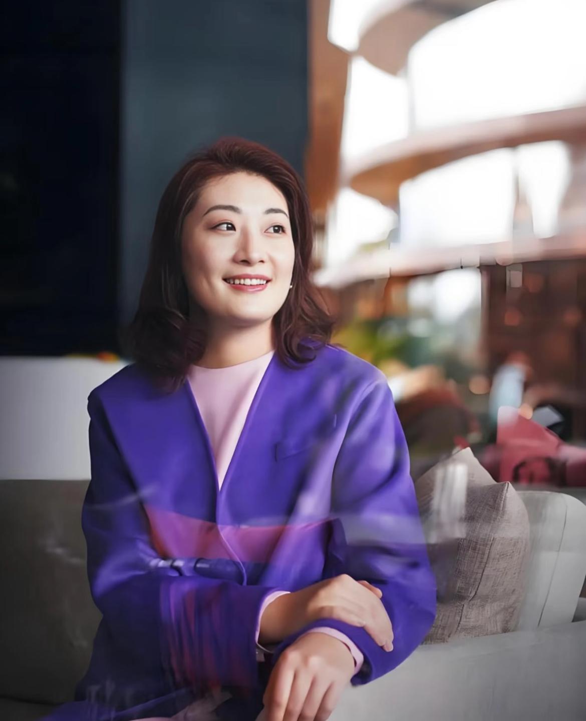 别再猜宗馥莉卸任娃哈哈是“认怂”了！这背后要是没高人指点，我真不信！全网都蹲