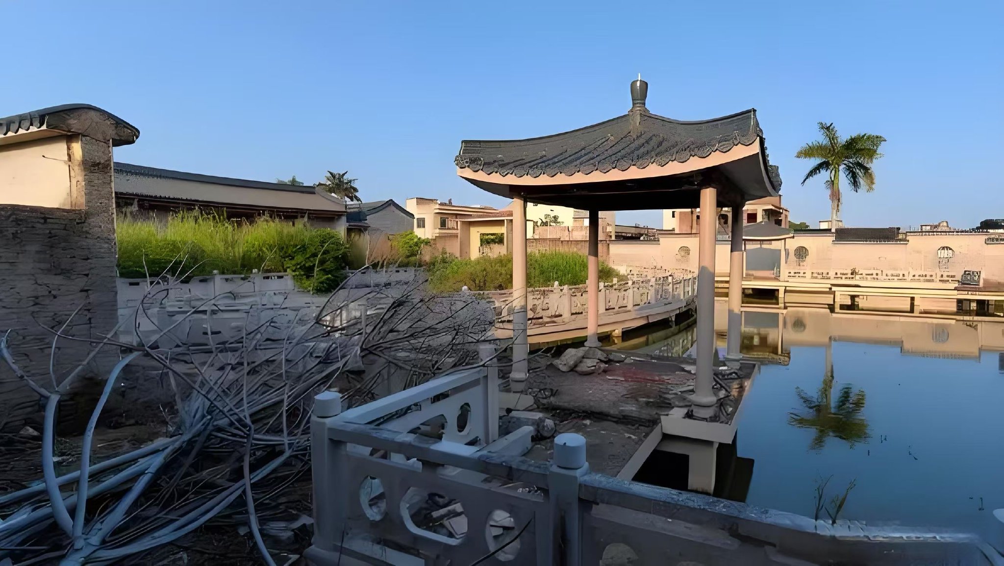 广东“坟爷”违建家族祠堂烂尾10余年未被拆除 官方: 已立案