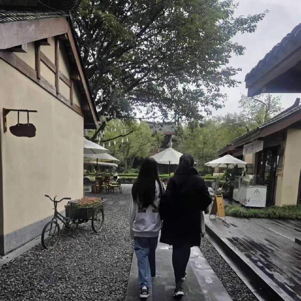 和奶奶一起走，11岁的小玥儿已经快赶上张兰的身高了。张兰身高172公分，那小玥儿