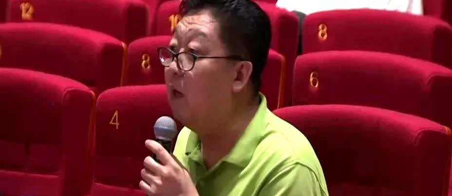 “操，你全家好”在决赛舞台响起，郑健稳坐评委席没皱一下眉，这画面比节目本身更像段